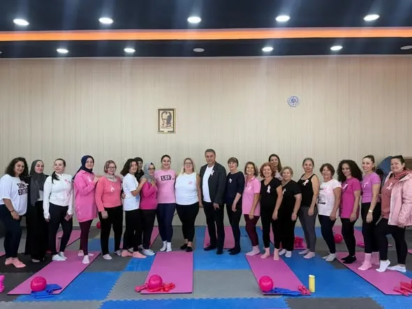 Kaytazdere Kültür Merkezi'ndeki spor salonunda pilates yapan kadınlar, 1-31 Ekim Meme Kanseri Farkındalık ve Bilinçlendirme Ayı kapsamında pembe giyinip pembe kurdele taktı. - Fotoğraf 1