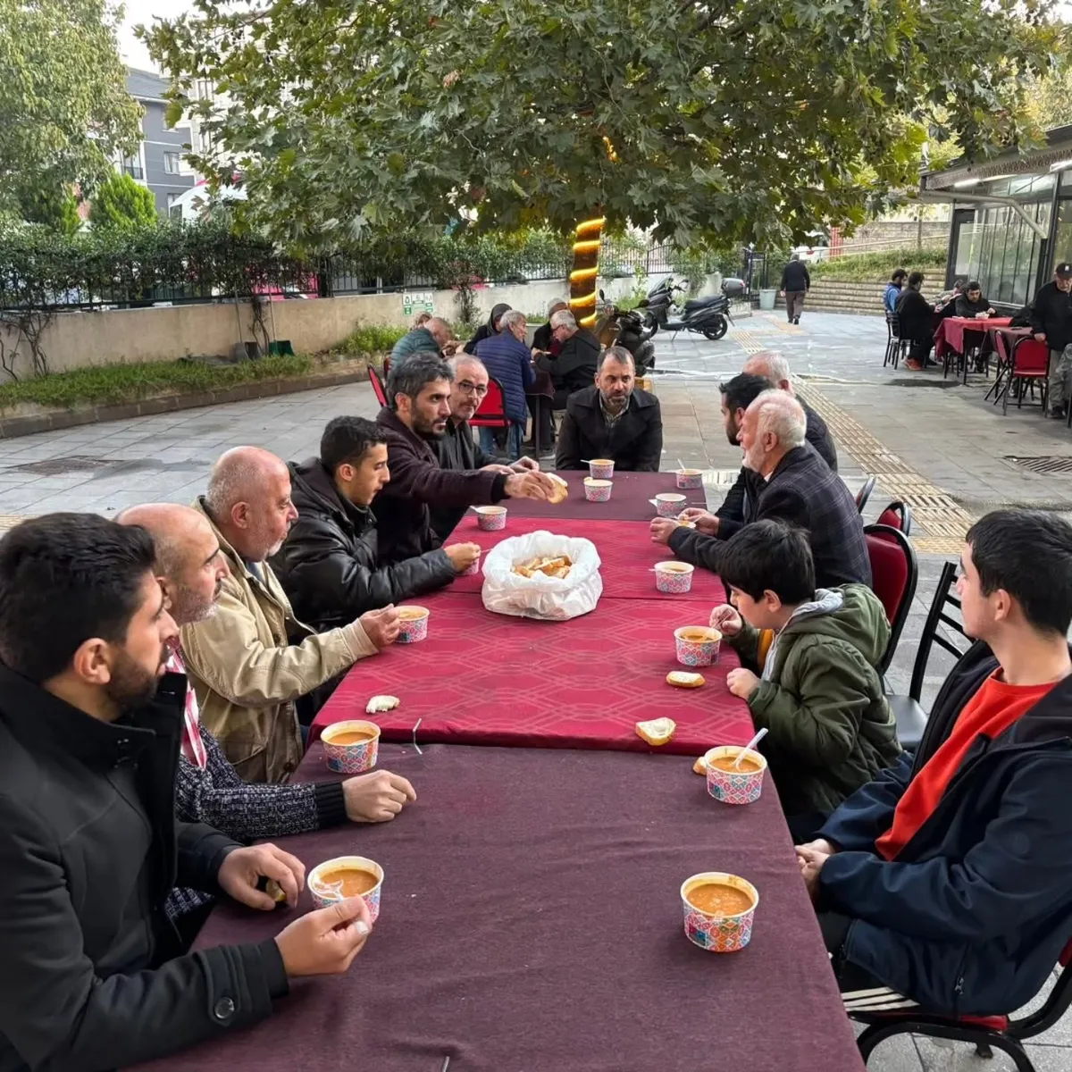 Yalova'da Abdülhamid Han Camii'nde bir araya gelen cemaat, sabah namazının ardından İl Müftüsü Naci Çakmakçı'nın sohbetini dinledi ve dua etti. - Fotoğraf 3