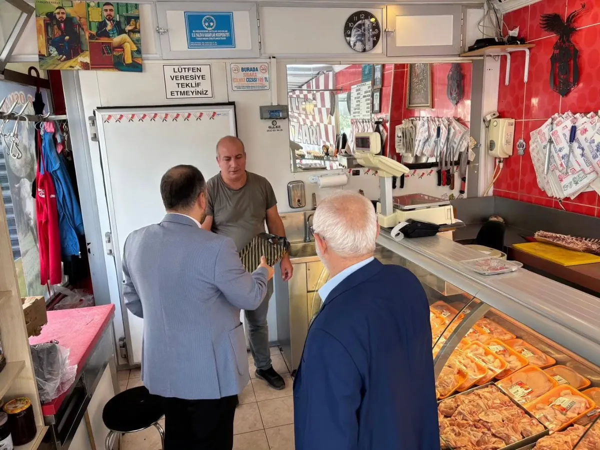 Yalova İl Müftüsü Naci Çakmakçı, din görevlileriyle birlikte Gaziosmanpaşa civarındaki esnafı ziyaret ederek hayırlı kazançlar diledi ve Diyanet yayınlarından hediye etti. - Fotoğraf 2