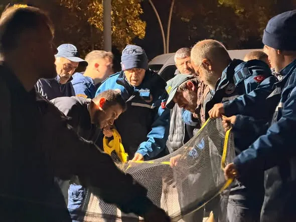 İzmit Körfezi'nde alamana ağlarıyla avcılık yapan balıkçı gemileri, Yalova ve Kocaeli ekiplerinin katıldığı müşterek denetim kapsamında Ereğli Limanı'nda teknik kontrolden geçirildi. - Fotoğraf 3