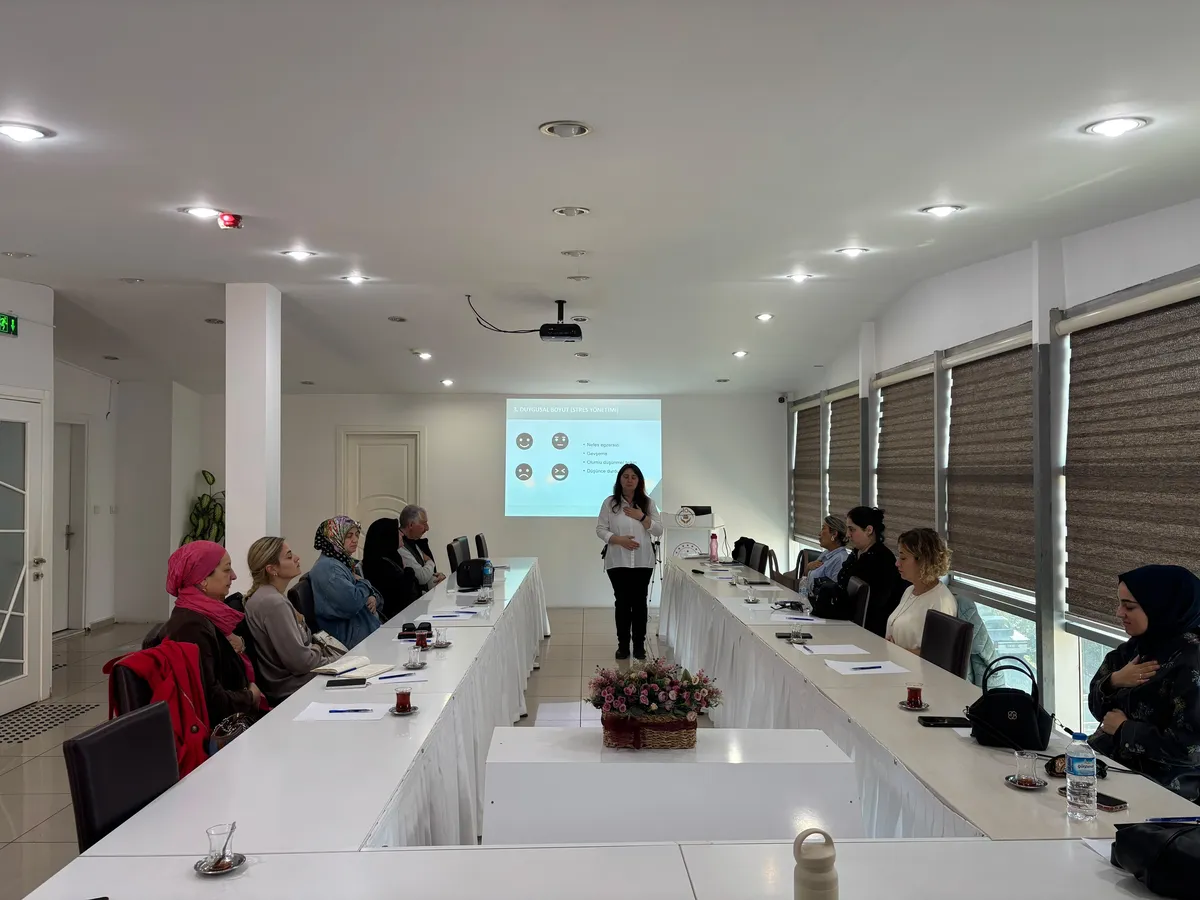 Yalova'da yeni koruyucu aileler ile henüz eğitim almamış ailelere yönelik dört oturumdan oluşan Koruyucu Aile Birinci Kademe Eğitimi tamamlandı. - Fotoğraf 2