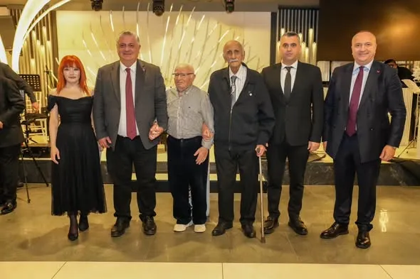 Çınarcık Belediye Başkanı Avni Kurt, Sporium'da düzenlenen Cumhuriyet Balosu'na katılarak birlik ve beraberlik mesajlarının verildiği gecede yer aldı. - Fotoğraf 2