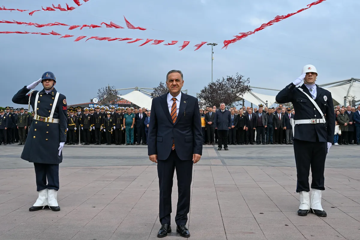 Cumhuriyet'in 103. yılı dolayısıyla düzenlenen çelenk programında Yalova Valisi Dr. Ahmet Hamdi Usta ve il protokolü, 15 Temmuz Demokrasi ve Cumhuriyet Meydanı'nda bir araya geldi. - Fotoğraf 2