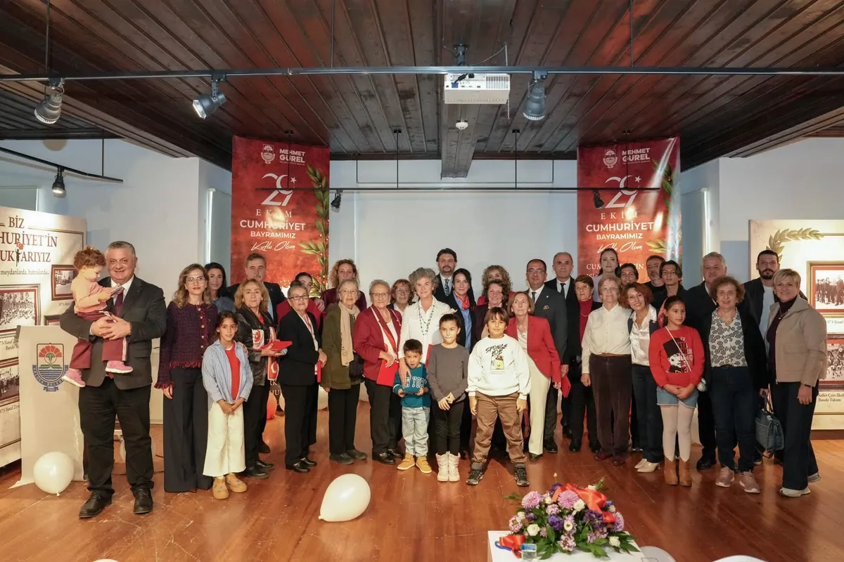Yalova Kent Müzesi'nde açılan "Biz Cumhuriyet'in Çocuklarıyız" sergisi, geçmişten bugüne Cumhuriyet Bayramı kutlamalarının fotoğraflarıyla 20 Kasım'a kadar ziyaret edilebilecek. - Fotoğraf 10