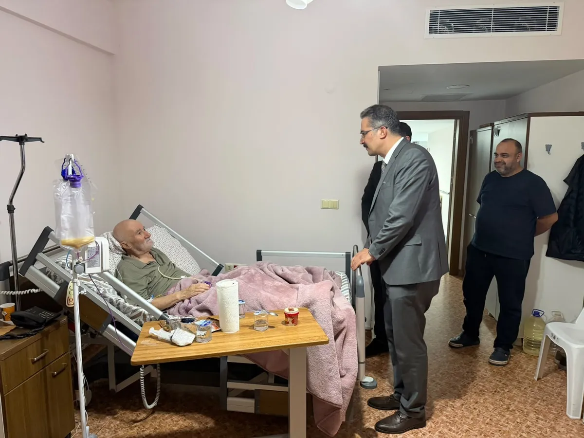 Çınarcık Huzurevi'ni ziyaret eden Seçkin Bilici, kuruluşun fiziki koşulları ile bakım ve destek hizmetlerini yerinde inceleyerek kurum sakinlerinin taleplerini dinledi. - Fotoğraf 7