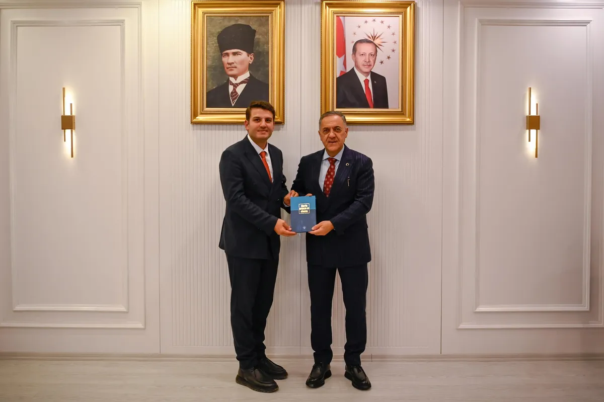 Yalova Valisi Dr. Ahmet Hamdi Usta; Sütaş yöneticisi İlhan İl, Güreş İl Tertip Kurulu Başkanı Hakkı Bağatar ve Kamu-Sen İl Başkanı Sait Çolak'ı makamında ağırladı. - Fotoğraf 5