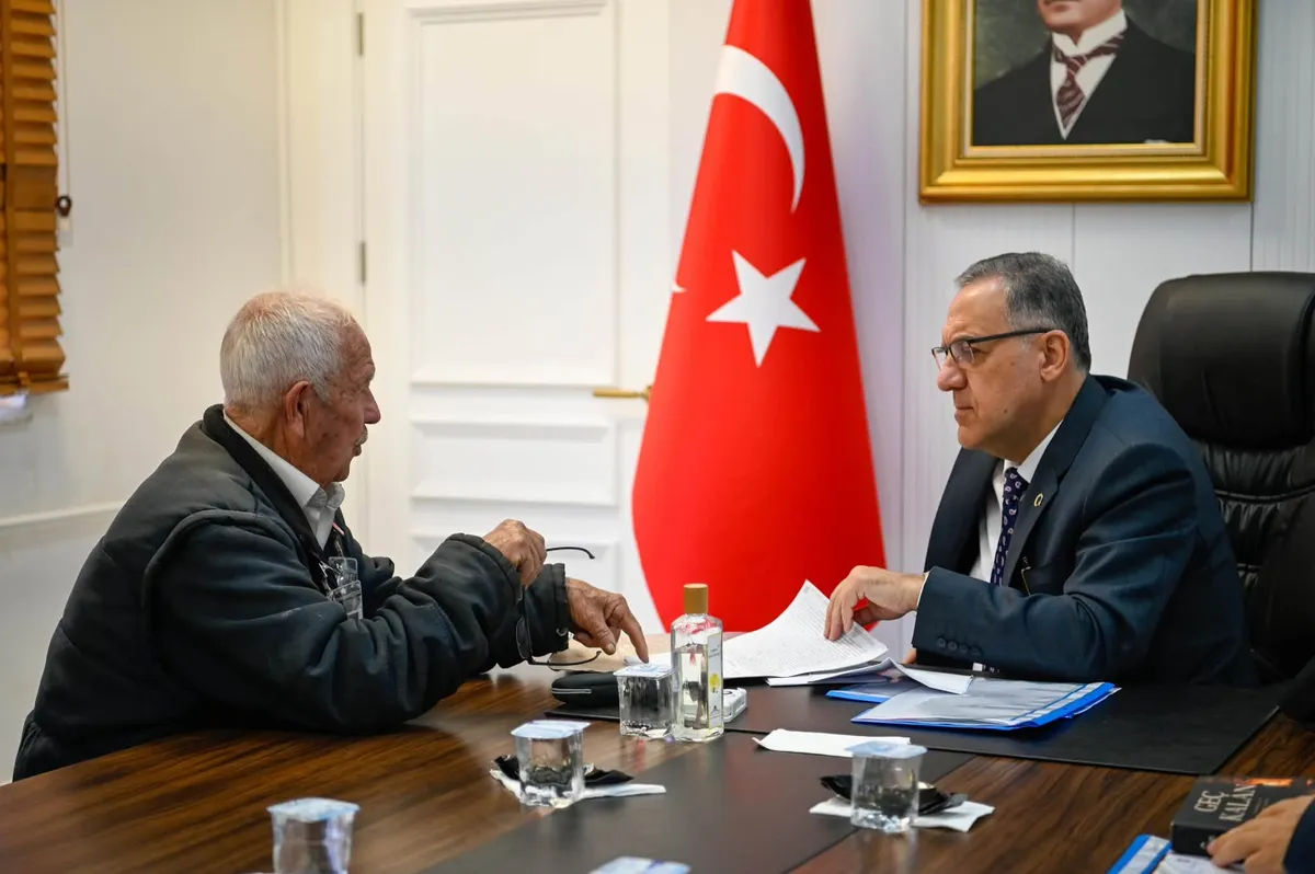 Yalova Valisi Dr. Ahmet Hamdi Usta, düzenlenen Halk Günü buluşmasında vatandaşlarla bir araya gelerek talep, öneri ve sorunları dinledi. - Fotoğraf 2