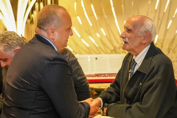 Çınarcık Belediye Başkanı Avni Kurt, Sporium'da düzenlenen Cumhuriyet Balosu'na katılarak birlik ve beraberlik mesajlarının verildiği gecede yer aldı. - Fotoğraf 4