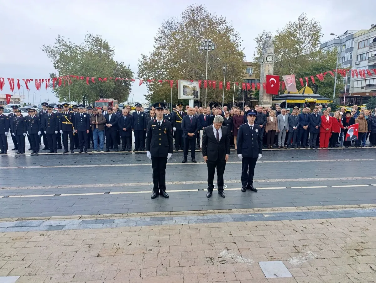 Cumhuriyet Meydanı'ndaki Atatürk Anıtı'na çelenk sunulmasıyla başlayan 29 Ekim kutlamalarında, Çınarcık protokolü ile vatandaşlar anıt önünde bir araya geldi. - Fotoğraf 5