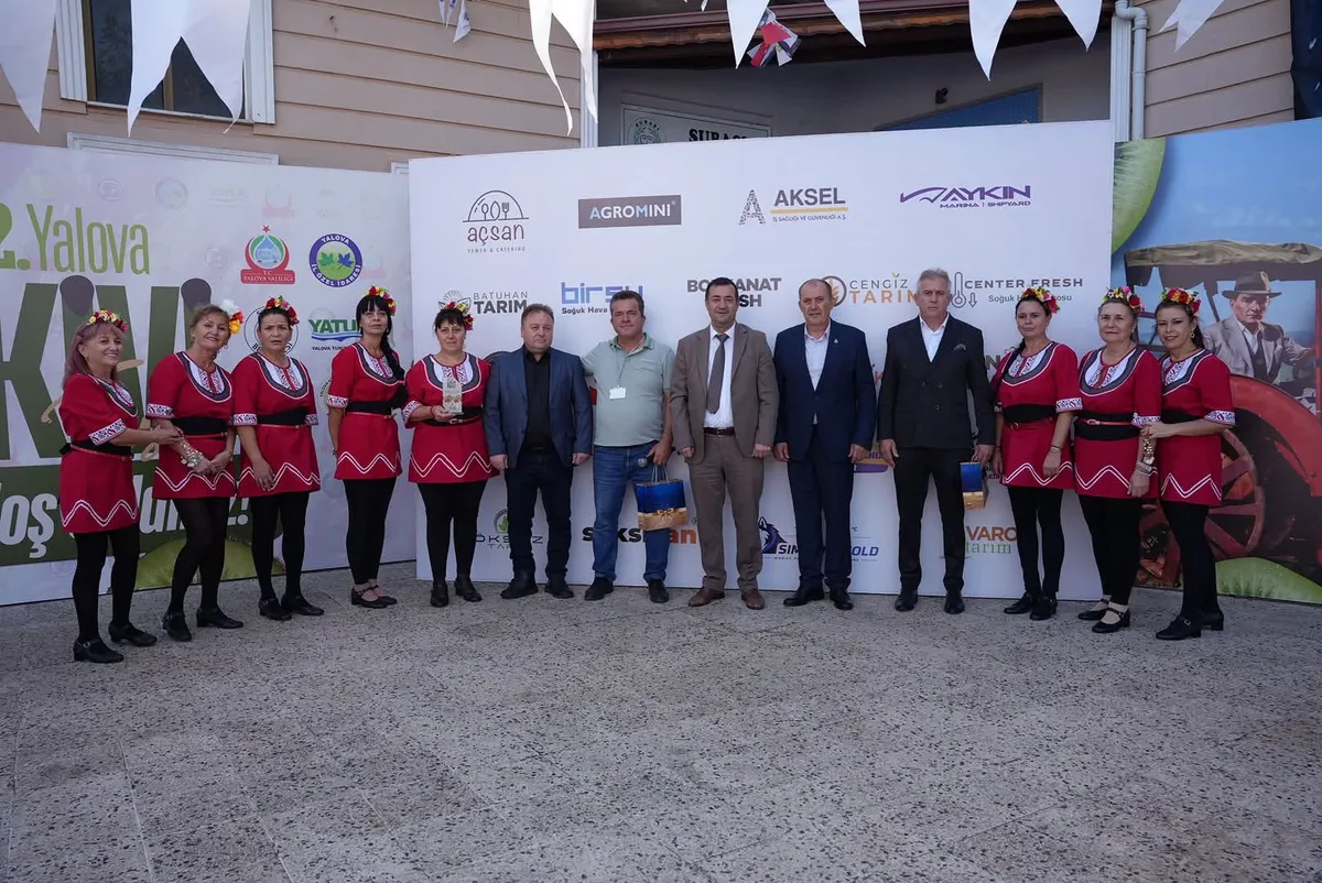 Subaşı'nda düzenlenen 12. Yalova Kivi Festivali'nde yurt dışından gelen kardeş kent temsilcileri ağırlandı; heyetlere hediyeler sunulurken folklor gösterileri ve konserler sergilendi. - Fotoğraf 3