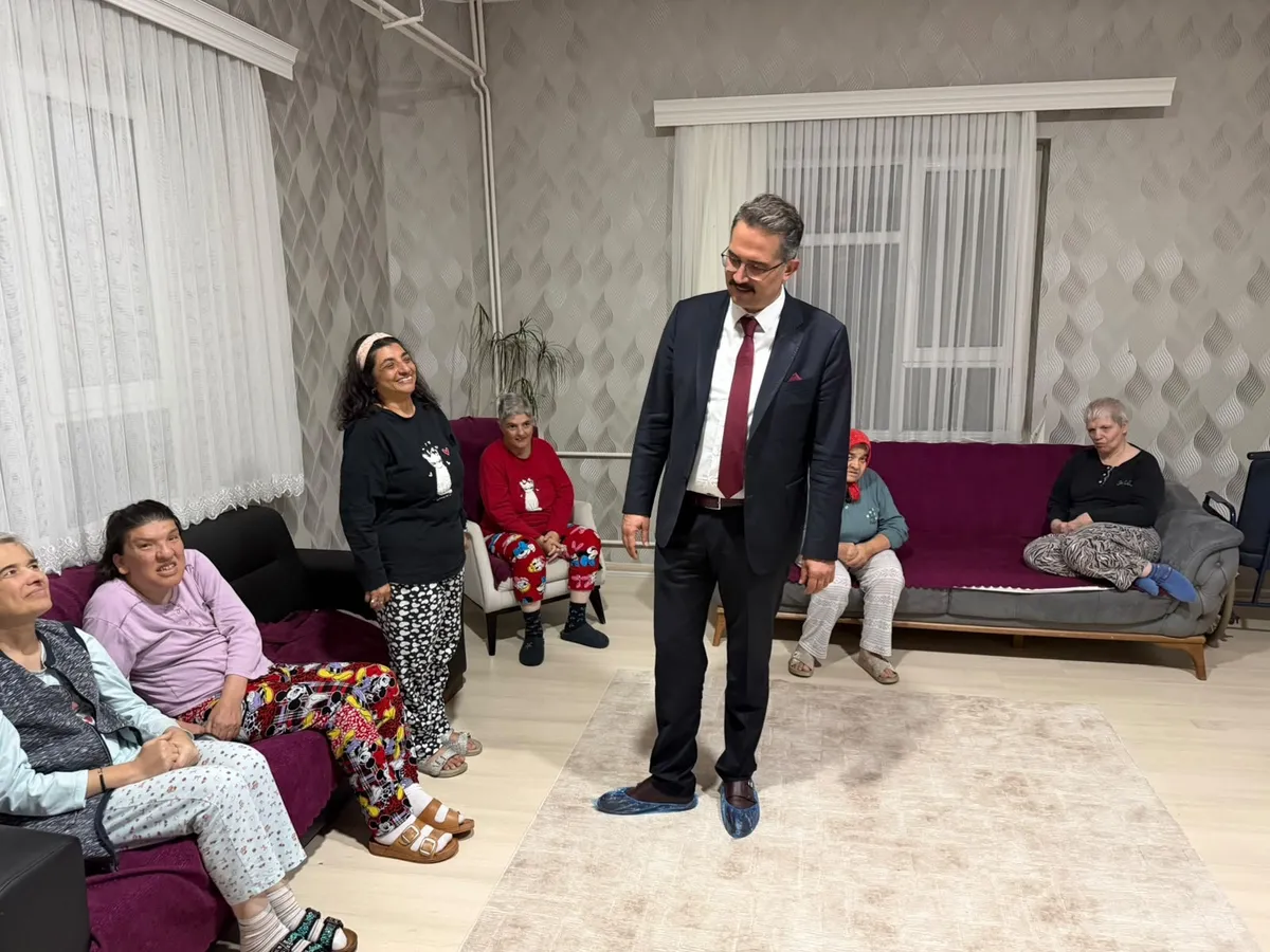 Yalova Bakım ve Rehabilitasyon Merkezi'ne habersiz denetim gerçekleştiren İl Müdürü Seçkin Bilici, sunulan hizmetleri inceleyerek kurumdan yararlanan bireylerle bir araya geldi. - Fotoğraf 6