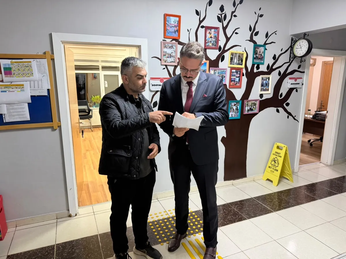 Yalova Bakım ve Rehabilitasyon Merkezi'ne habersiz denetim gerçekleştiren İl Müdürü Seçkin Bilici, sunulan hizmetleri inceleyerek kurumdan yararlanan bireylerle bir araya geldi. - Fotoğraf 2