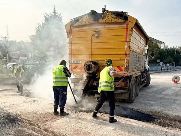 Yalova Belediyesi, kent genelinde güvenli ulaşımı sağlamak ve özellikle okul bölgelerindeki çocukları korumak amacıyla muhtelif noktalarda kasis montajını sürdürüyor. - Fotoğraf 3