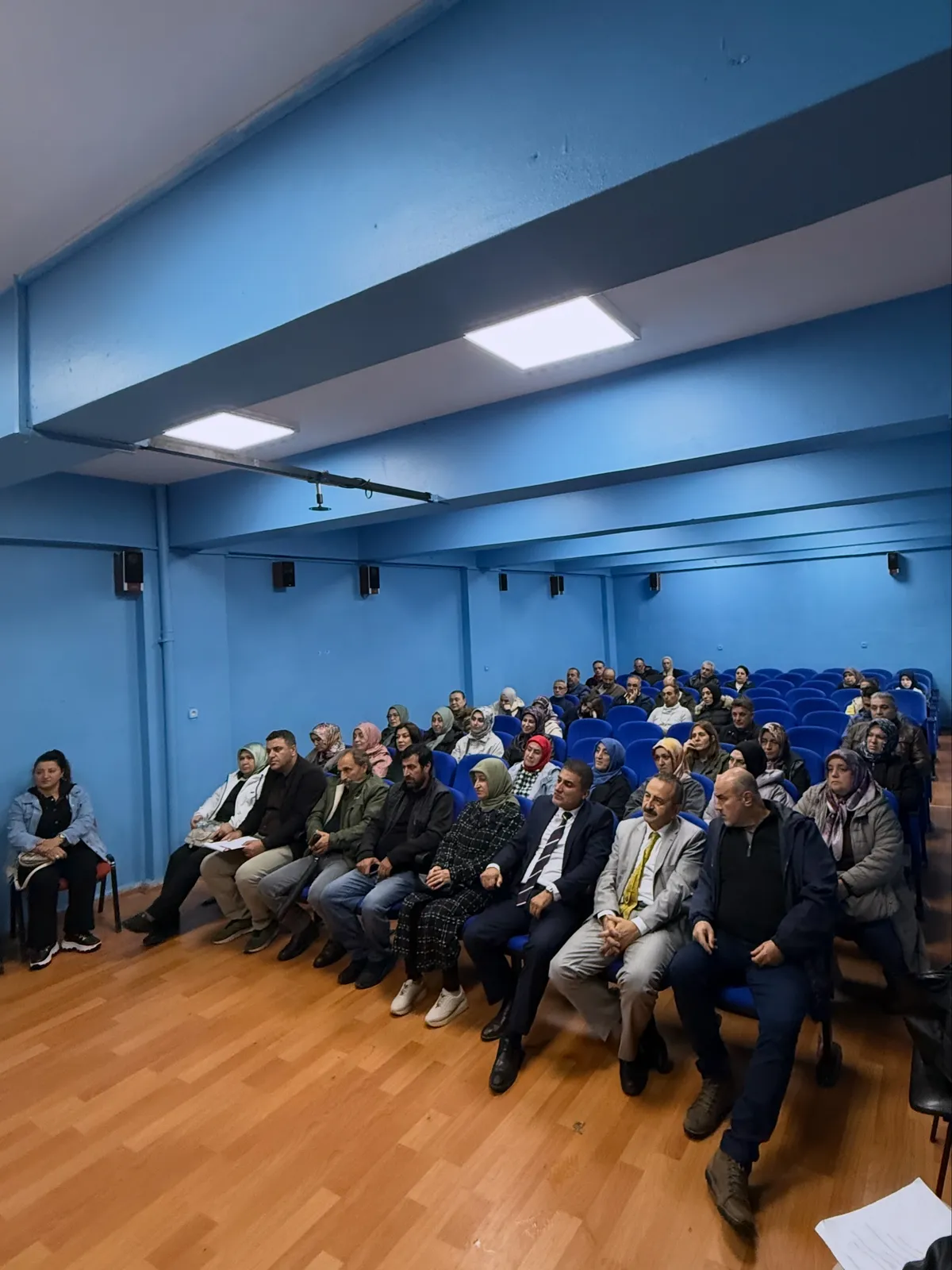 Çiftlikköy Atatürk Anadolu Lisesi'ni ziyaret eden Yeşilay Yalova Şubesi, Okul Aile Birliği bünyesinde velilerle buluşarak bağımlılıkla mücadele çalışmaları ile yedam'ın ücretsiz destek hizmetlerini tanıttı. - Fotoğraf 7