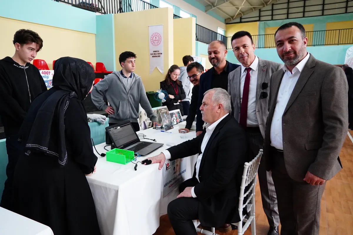 İlçe protokolünün katıldığı törenle kapılarını açan TÜBİTAK 4007 Bilim Şenliği'nde, öğrencilerin ve katılımcıların hazırladığı bilimsel projeler sergilenmeye başladı. - Fotoğraf 7