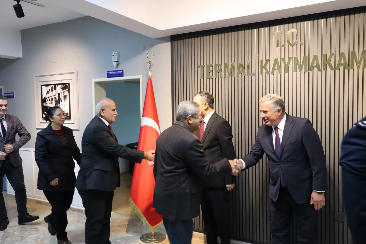 Termal'de 29 Ekim Cumhuriyet Bayramı'nın 103. yılı, kaymakamlık makamında yapılan tebrikat kabulü ve ilçe protokolü ile vatandaşların bir araya geldiği salon programıyla kutlandı. - Fotoğraf 3