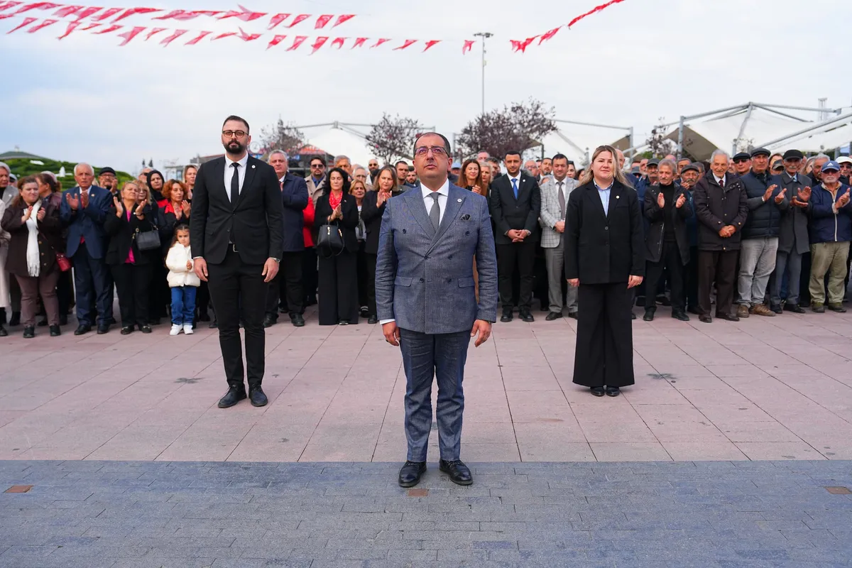 Yalova Belediye Başkanı Mehmet Gürel ile Subaşı Belediye Başkanı Turan Canbay, parti teşkilatının 29 Ekim Cumhuriyet Bayramı dolayısıyla düzenlediği çelenk sunma programında bir araya geldi. - Fotoğraf 3
