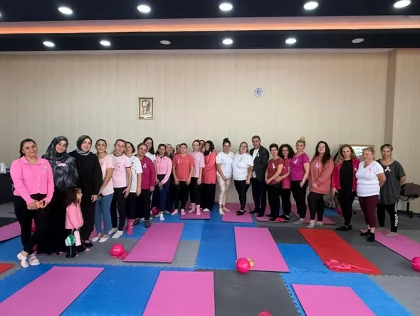 Kaytazdere Kültür Merkezi'ndeki spor salonunda pilates yapan kadınlar, 1-31 Ekim Meme Kanseri Farkındalık ve Bilinçlendirme Ayı kapsamında pembe giyinip pembe kurdele taktı. - Fotoğraf 3