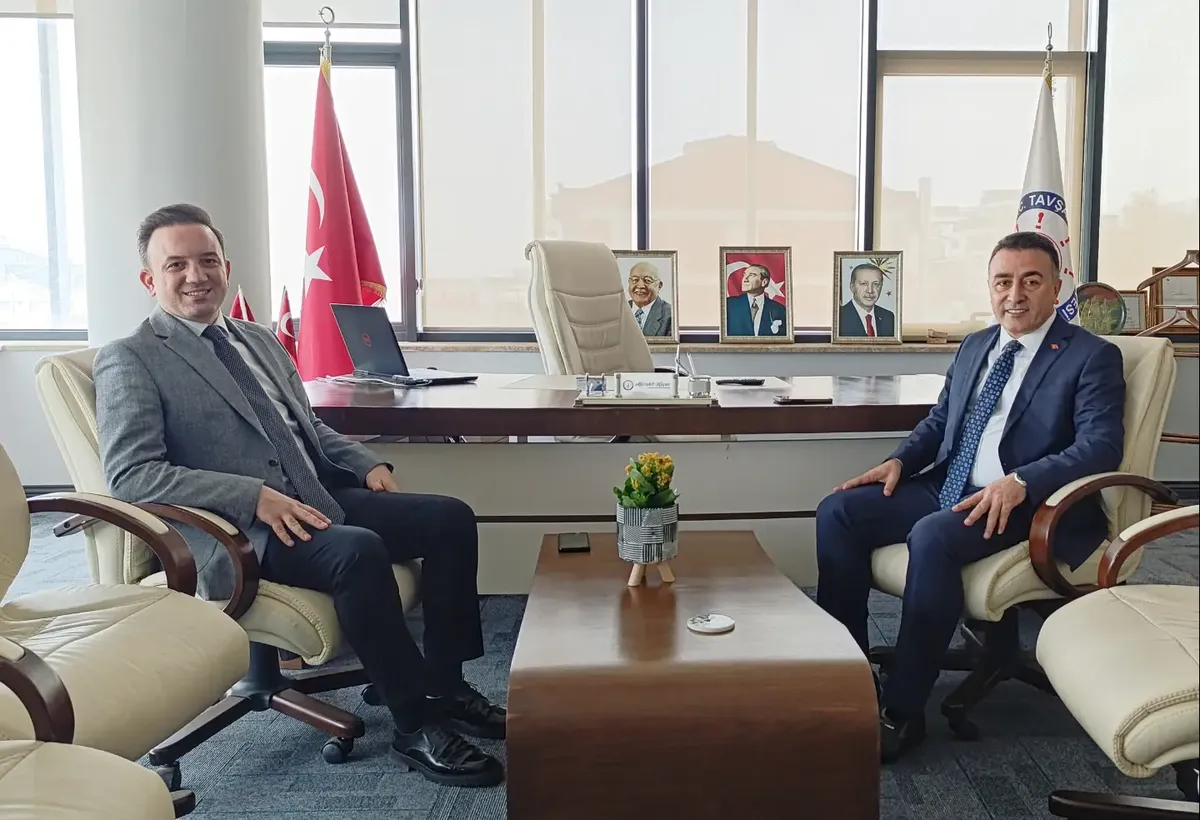 Altınova Kaymakamı Göksu Bayram, Tavşanlı beldesinde belediyeyi ve servisçiler kooperatifini ziyaret ederek yerel yönetim ve taşımacılık konularında görüşmeler gerçekleştirdi. - Fotoğraf 1