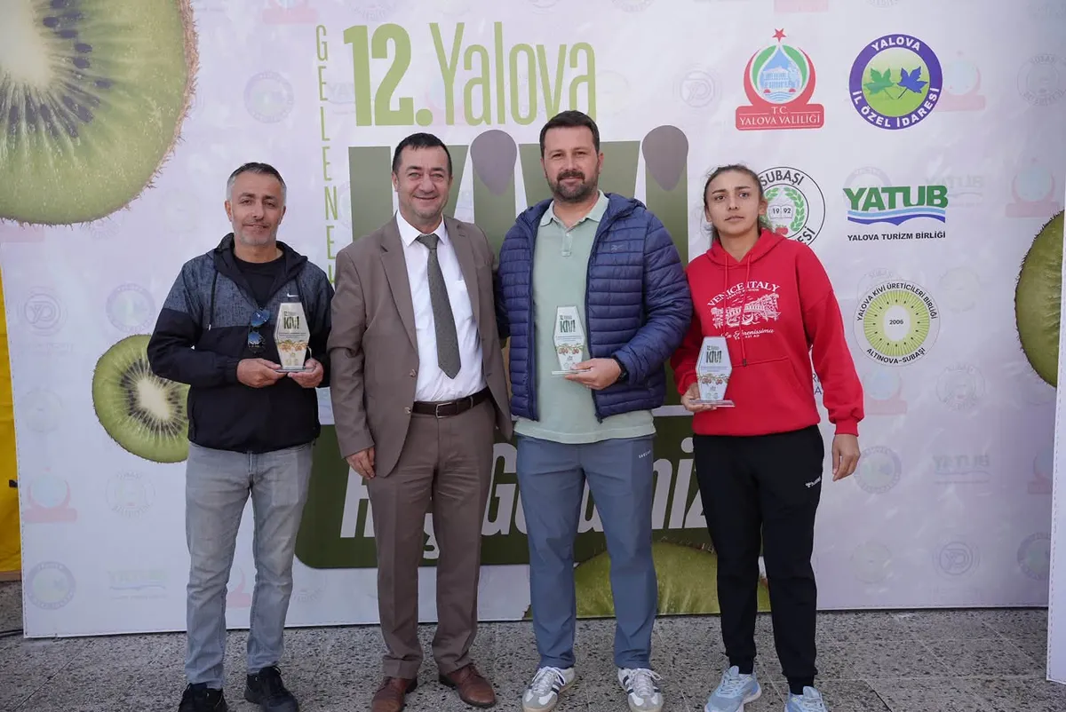Altınova'nın Subaşı beldesinde 12. Yalova Kivi Festivali kapsamında düzenlenen Subaşı Olimpiyatları'nda çocuklar bocce, 100 metre koşu ve uzun atlama yarışlarında yer aldı. - Fotoğraf 1