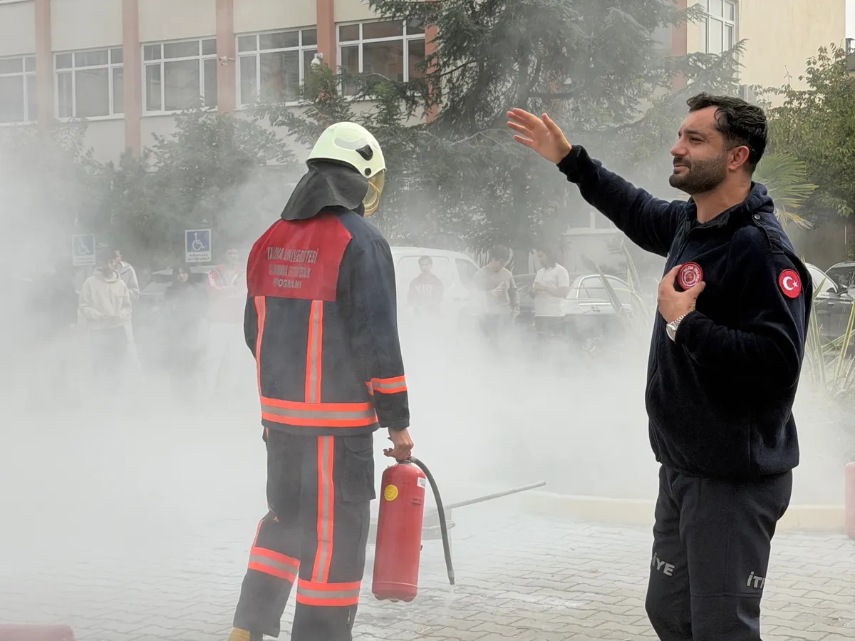 Yalova Belediyesi İtfaiye Müdürlüğü, Yalova Üniversitesi Safran Yerleşkesi'ndeki Meslek Yüksekokulu öğrencilerine afet ve acil durumlara hazırlık kapsamında Yangın ve tahliye eğitimi verdi. - Fotoğraf 4