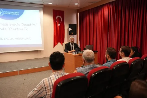 Yalova İl Sağlık Müdürü Uzm. Dr. Halim Ömer Kaşıkcı başkanlığında bir araya gelen 78 personele denetim usulleri ve e-denetim uygulamaları anlatıldı. - Fotoğraf 1