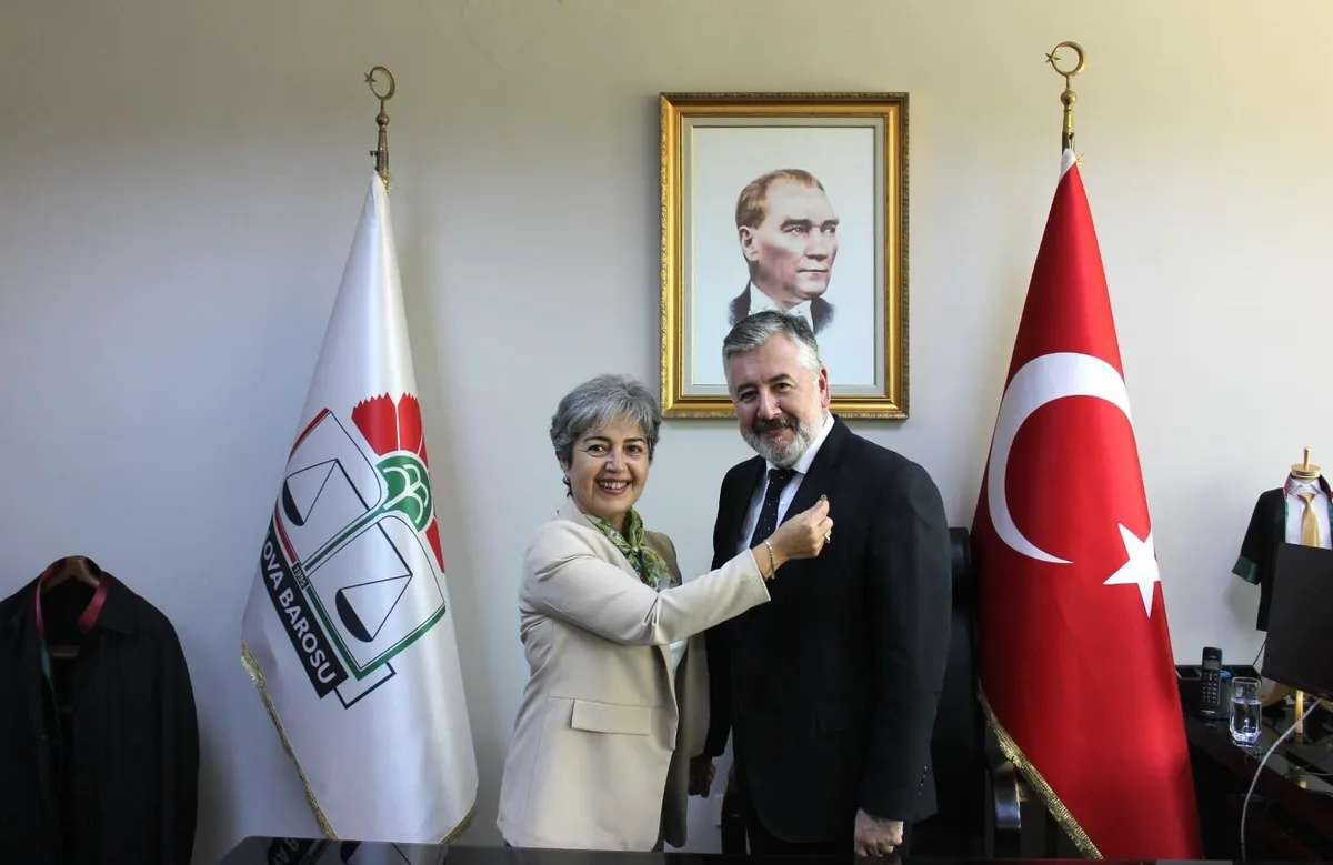 Yalova TEMA Vakfı Şube Başkanı Arzu Demir ve şube yönetimi, Yalova Barosu'na hayırlı olsun ziyaretinde bulundu. - Fotoğraf 1