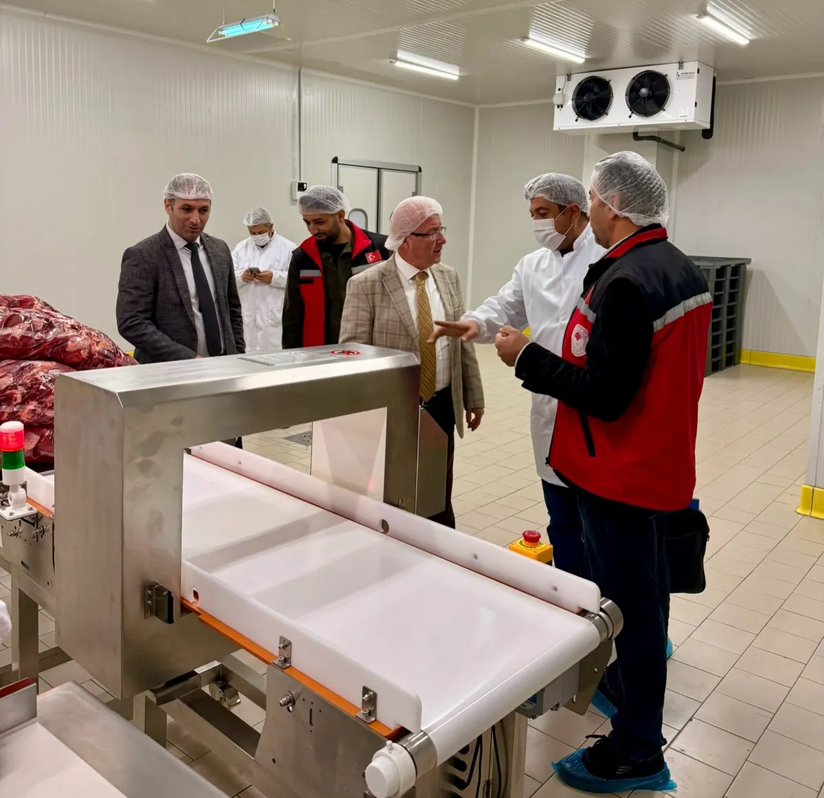 Yalova'da faaliyet gösteren bir et işleme tesisini ziyaret eden gıda kontrol ekipleri, işletmenin faaliyetlerini yerinde inceleyerek mevzuat şartları ve gerekli iyileştirmeler konusunda bilgilendirmede bulundu. - Fotoğraf 1