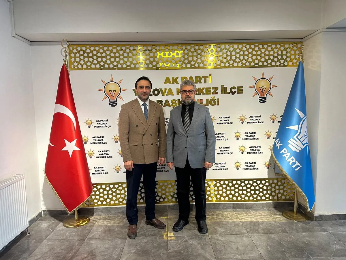 Yalova İl Sağlık Müdürü Halim Ömer Kaşıkcı, AK Parti Merkez İlçe Başkanı Hüseyin Özyılmaz'a ziyarette bulundu; müdürlük nazik ev sahipliği dolayısıyla Özyılmaz'a teşekkür etti. - Fotoğraf 1