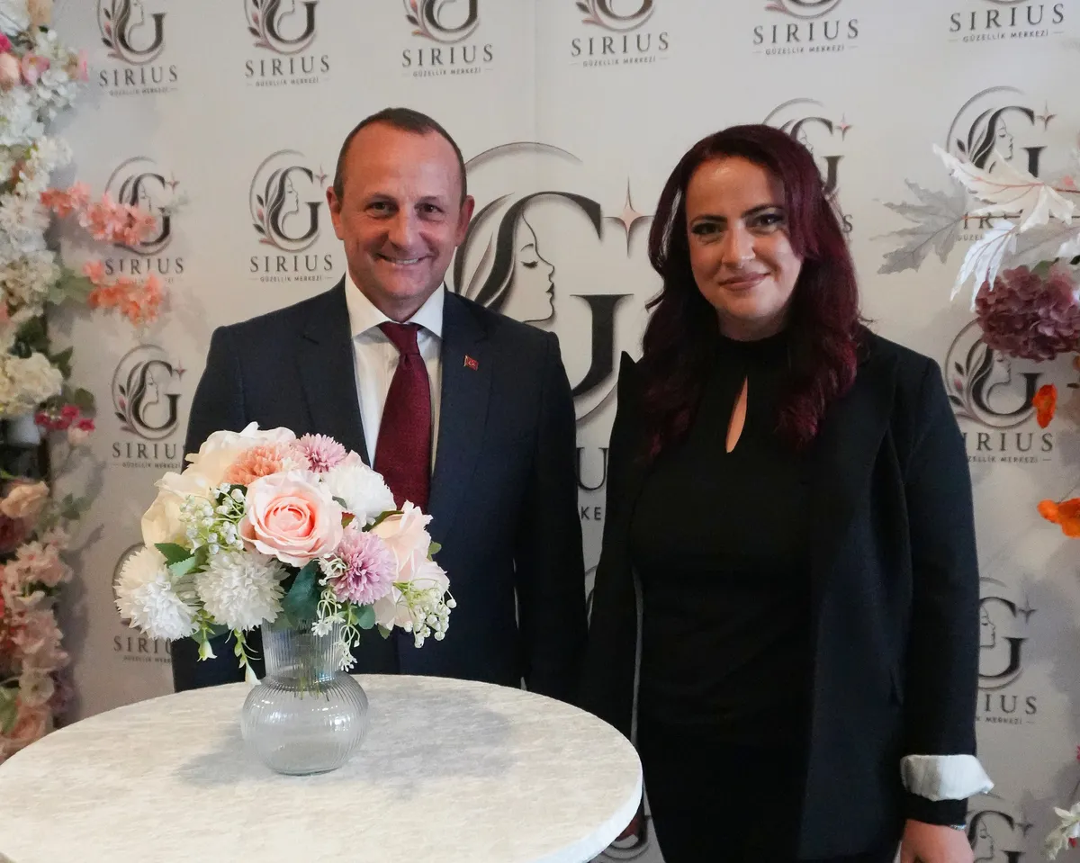 Çiftlikköy'de hizmete giren Sirius Güzellik Merkezi'nin açılışına katılan Belediye Başkanı Adil Yele, işletme sahibi Gizem Yıldırım'a bol kazanç ve bereket temennisinde bulundu. - Fotoğraf 4
