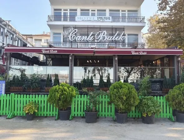 Teşvikiye'de yaşanan sel felaketinin ardından hafta sonu ve mesai saati gözetmeksizin görev yapan belediye personeli ve aileleri için Kumsal Sosyal Tesisi'nde teşekkür yemeği düzenlendi. - Fotoğraf 4