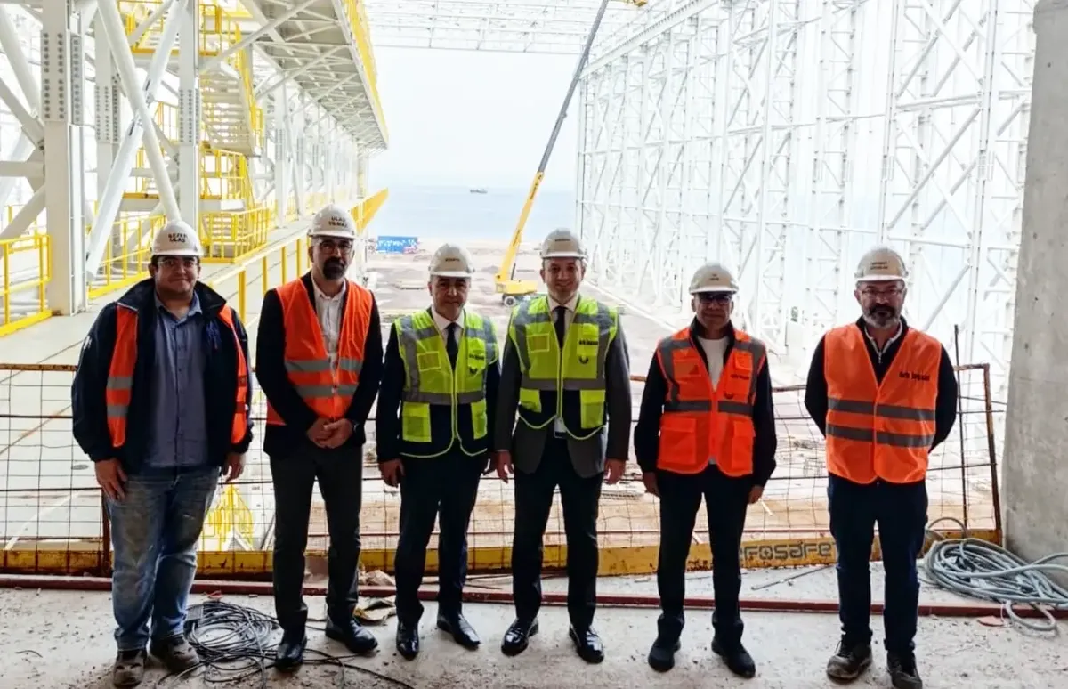 Altınova Kaymakamlığı, RMK Marine Tersanesi inşaat alanına ziyaret düzenlendiğini ve projede yürütülen çalışmaların son durumunun değerlendirildiğini duyurdu. - Fotoğraf 1
