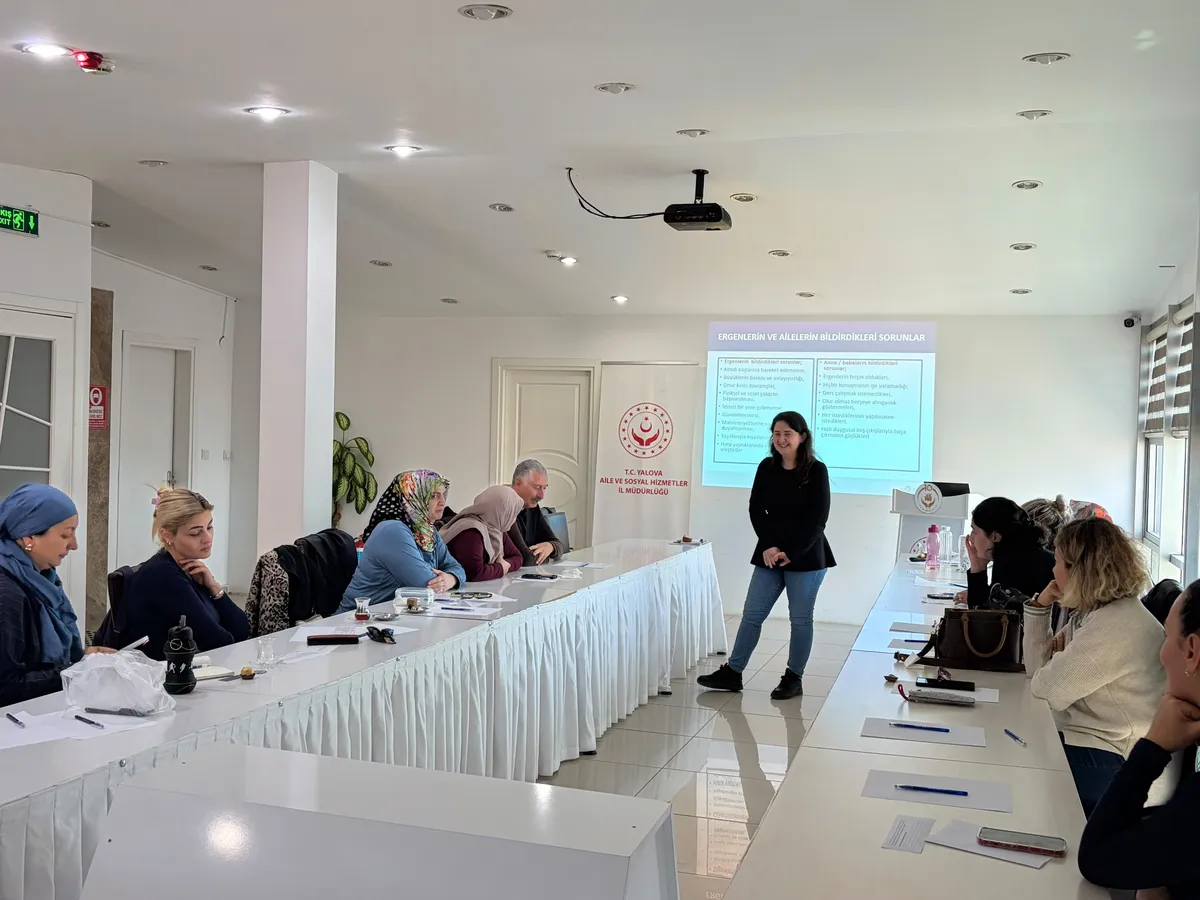 Yalova'da yeni koruyucu aileler ile henüz eğitim almamış ailelere yönelik dört oturumdan oluşan Koruyucu Aile Birinci Kademe Eğitimi tamamlandı. - Fotoğraf 5