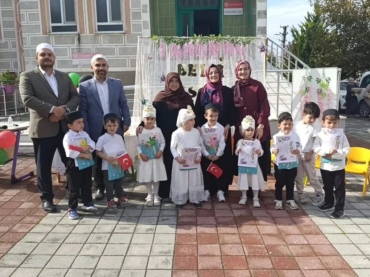 Yalova'da 4-6 yaş grubu öğrencilerin Kur'an eğitimine başlaması dolayısıyla Şeyh Şamil Camii'nde geleneksel Âmin Alayı ve Bed-i Besmele töreni yapıldı. - Fotoğraf 2