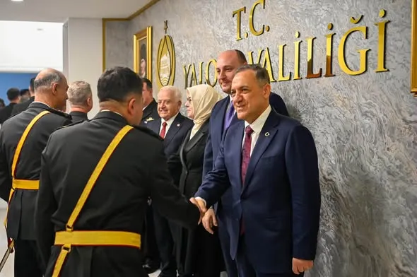 Cumhuriyet'in 103. yıl dönümünde Yalova Valiliği makamında düzenlenen tebrikat töreni, Vali Dr. Ahmet Hamdi Usta'nın ev sahipliğinde milletvekilleri ve il protokolünün katılımıyla yapıldı. - Fotoğraf 1
