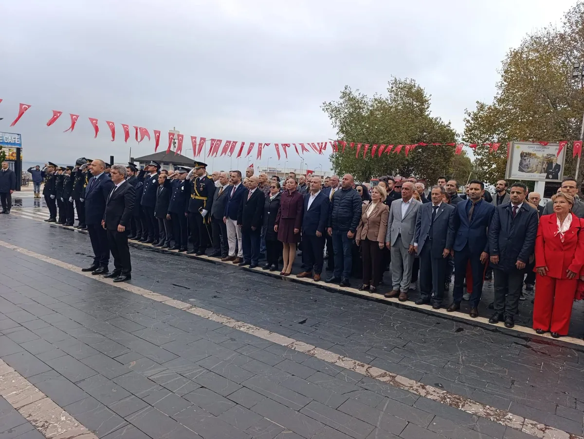 Cumhuriyet Meydanı'ndaki Atatürk Anıtı'na çelenk sunulmasıyla başlayan 29 Ekim kutlamalarında, Çınarcık protokolü ile vatandaşlar anıt önünde bir araya geldi. - Fotoğraf 3