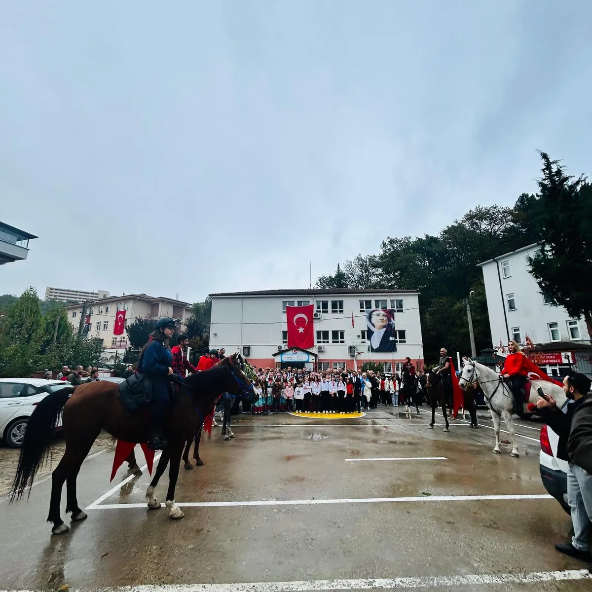 Termal Ortaokulu'nda düzenlenen 29 Ekim Cumhuriyet Bayramı kutlamalarında öğrenciler gösterilerini sergiledi, ilçe protokolünün katılımıyla öğrenci eserlerinden oluşan sergi açıldı. - Fotoğraf 3