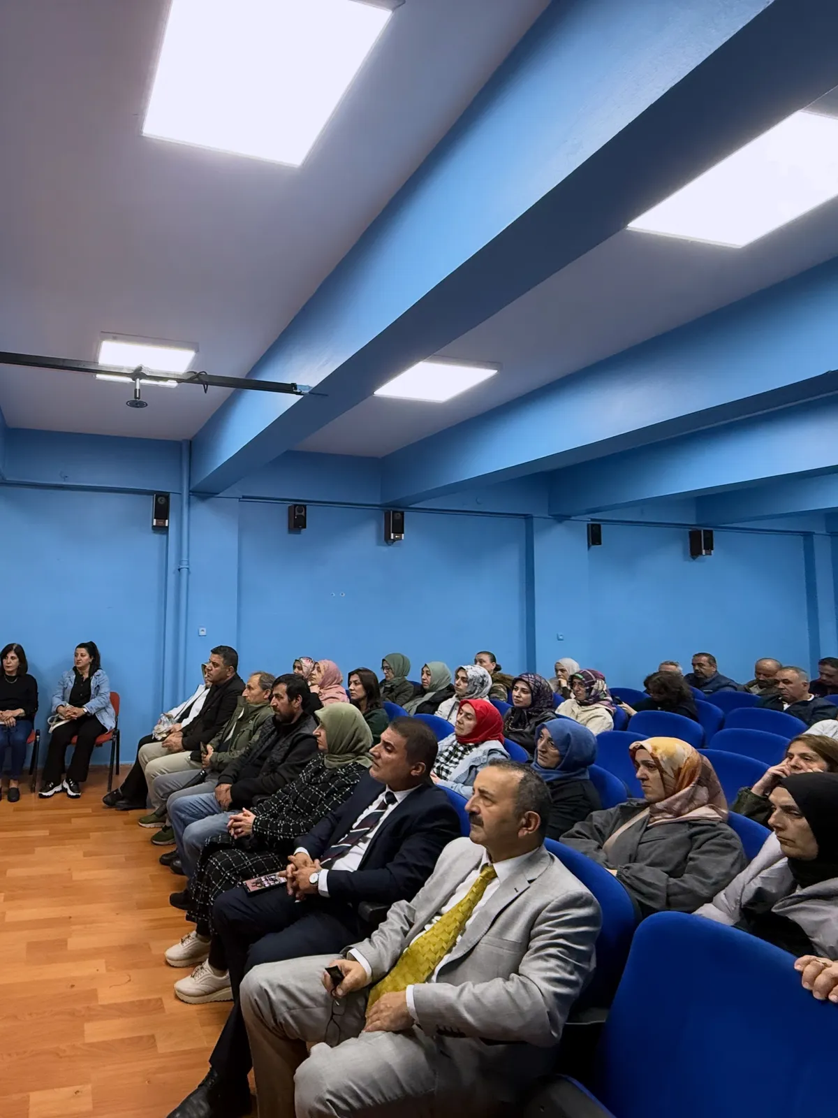 Çiftlikköy Atatürk Anadolu Lisesi'ni ziyaret eden Yeşilay Yalova Şubesi, Okul Aile Birliği bünyesinde velilerle buluşarak bağımlılıkla mücadele çalışmaları ile yedam'ın ücretsiz destek hizmetlerini tanıttı. - Fotoğraf 5