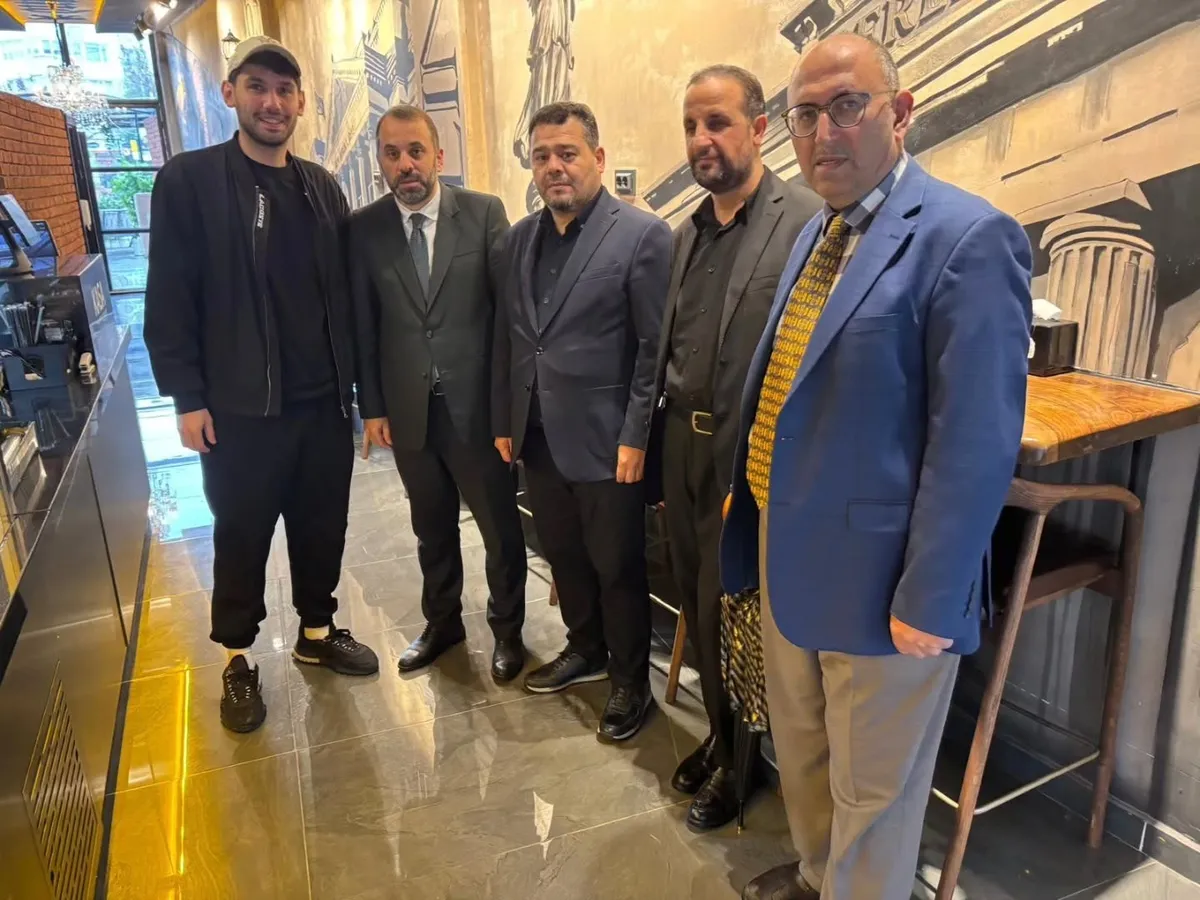 Yalova'da cuma günleri sürdürülen esnaf buluşmaları bu hafta Merkez Camii çevresinde gerçekleşti; din görevlileriyle birlikte dükkanları gezen heyet hayırlı kazançlar dileyerek Diyanet yayınları hediye etti. - Fotoğraf 7