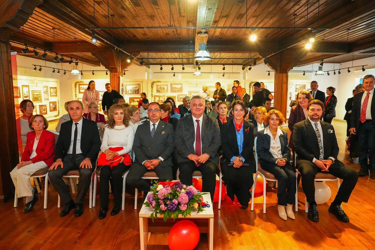 Yalova Kent Müzesi'nde açılan "Biz Cumhuriyet'in Çocuklarıyız" sergisi, geçmişten bugüne Cumhuriyet Bayramı kutlamalarının fotoğraflarıyla 20 Kasım'a kadar ziyaret edilebilecek. - Fotoğraf 3