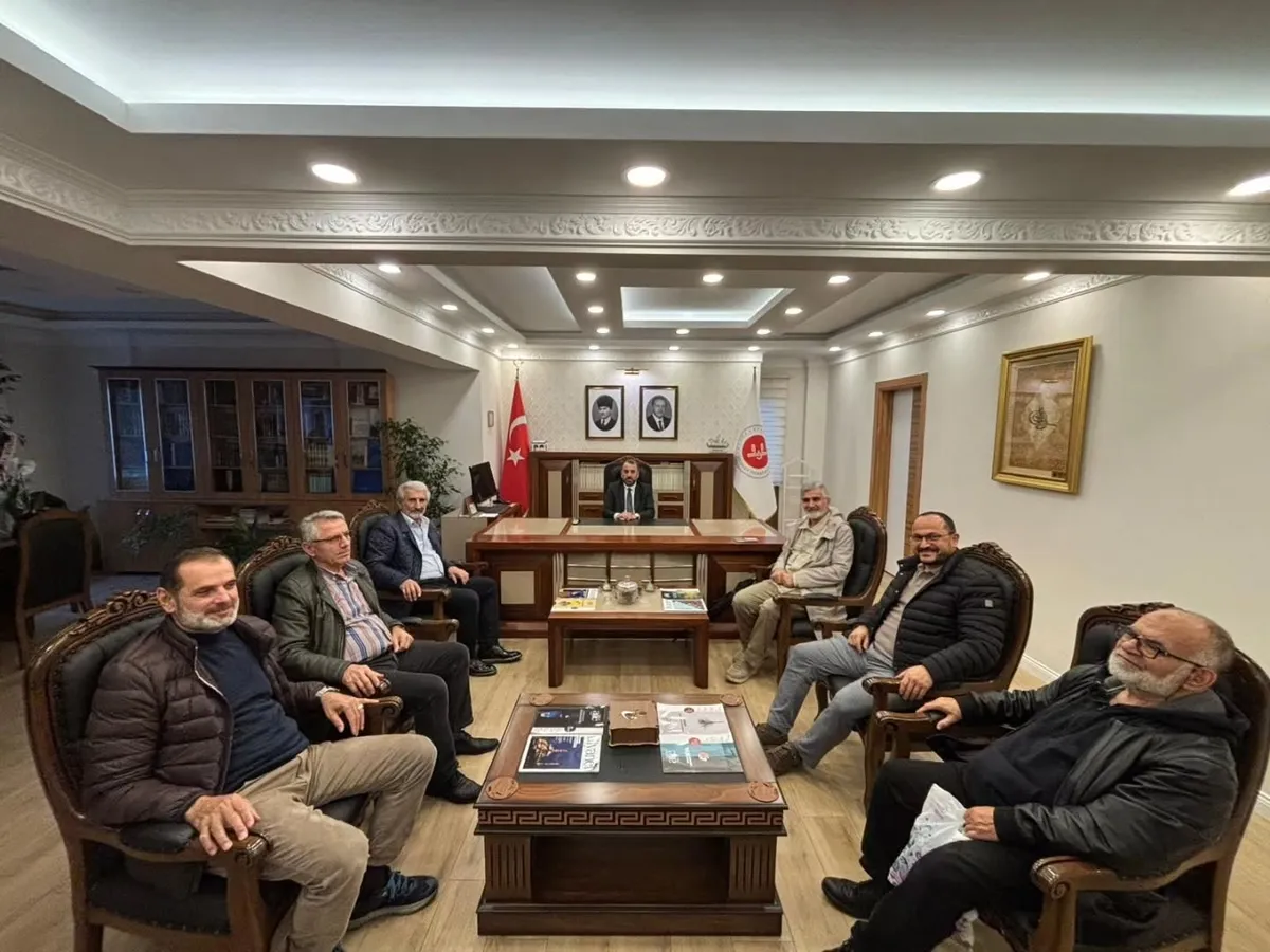 Yalova İl Müftüsü Naci Çakmakçı'yı makamında ziyaret eden din görevlileri, iş insanları, vakıf ve dernek temsilcileri ile vatandaşlar yeni görevi dolayısıyla hayırlı olsun dileklerini sundu. - Fotoğraf 4