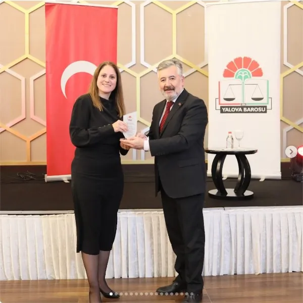 Yalova Barosu, 29 Ekim dolayısıyla düzenlenen cumhuriyet balosunda önceki dönem kurullarında yer almış avukatlara plaket verdi. - Fotoğraf 2