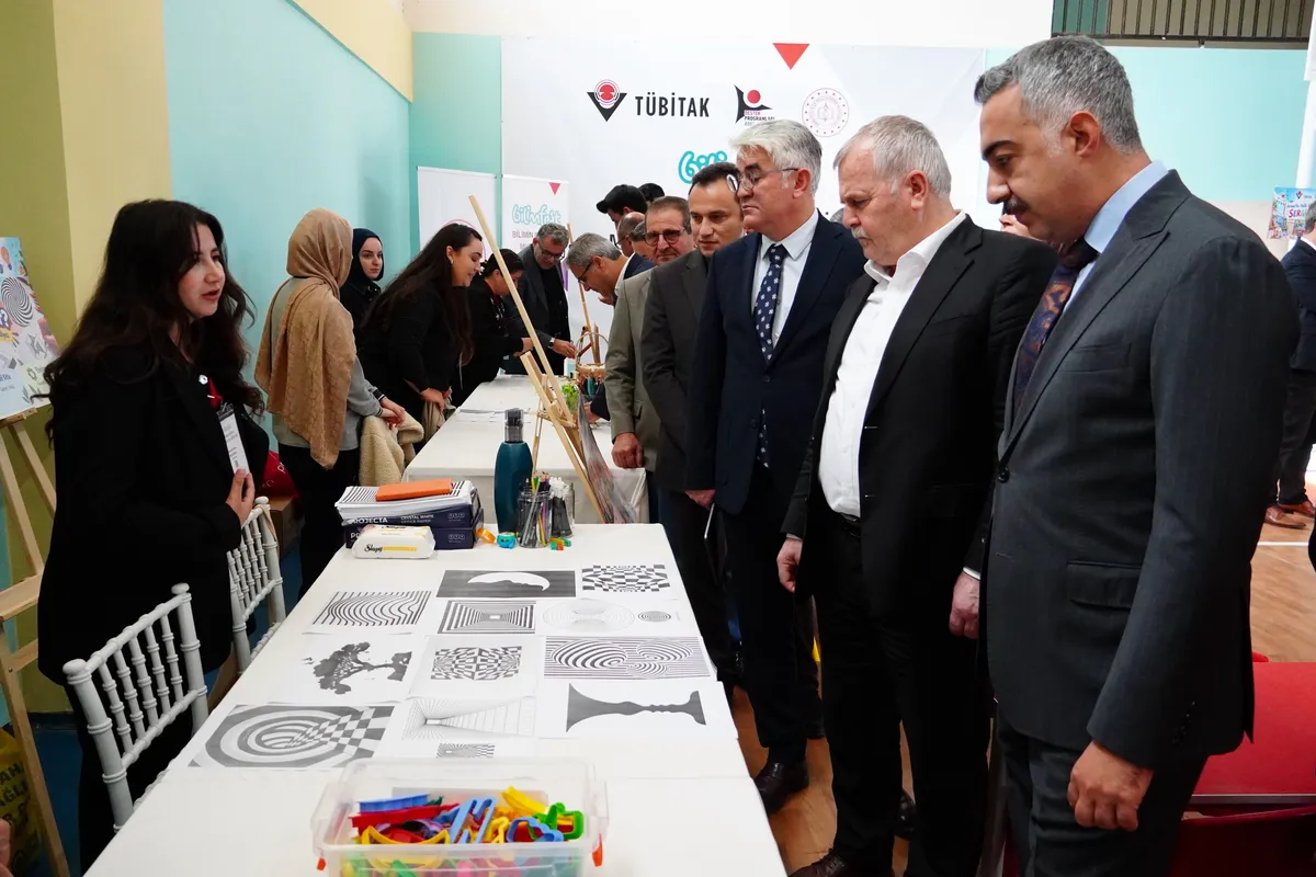 İlçe protokolünün katıldığı törenle kapılarını açan TÜBİTAK 4007 Bilim Şenliği'nde, öğrencilerin ve katılımcıların hazırladığı bilimsel projeler sergilenmeye başladı. - Fotoğraf 10