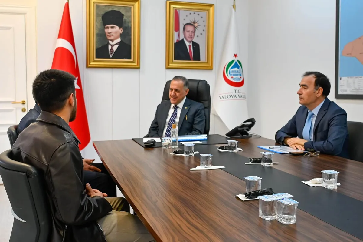 Yalova Valisi Dr. Ahmet Hamdi Usta, düzenlenen Halk Günü buluşmasında vatandaşlarla bir araya gelerek talep, öneri ve sorunları dinledi. - Fotoğraf 4