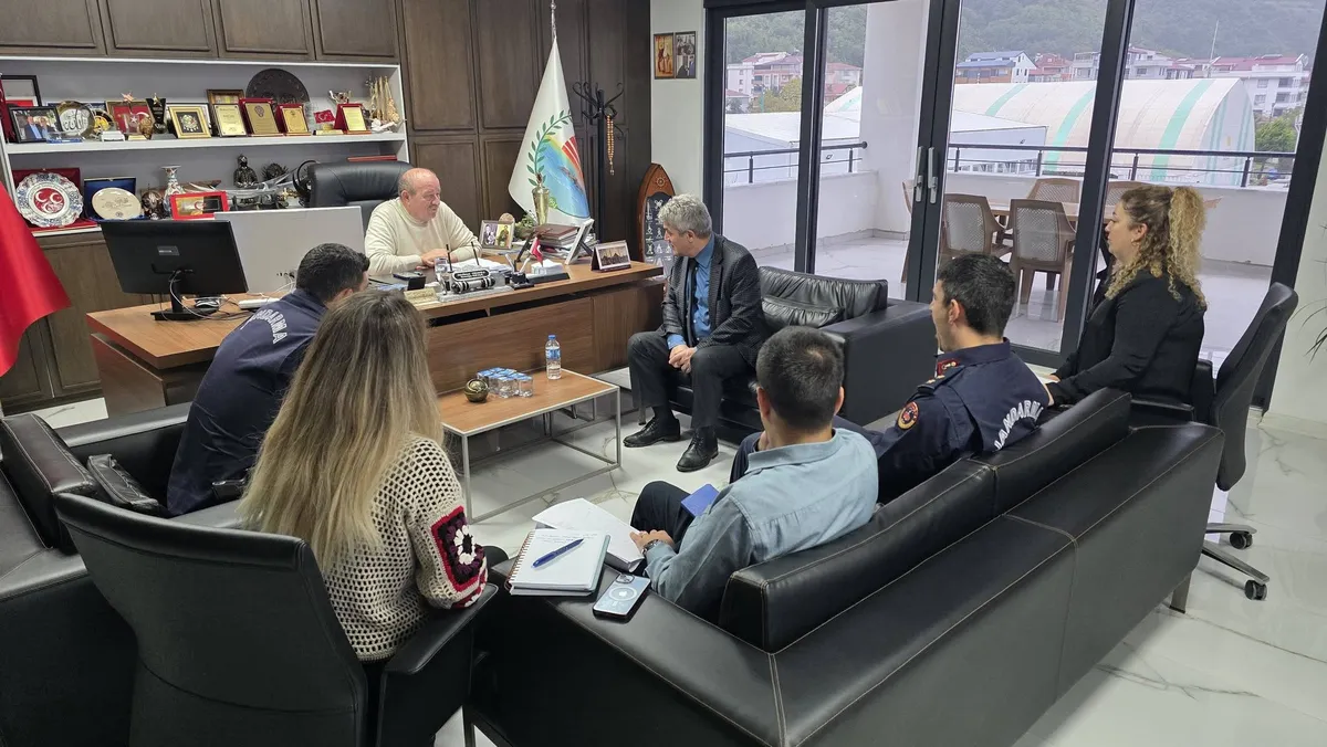 Çınarcık'a bağlı Esenköy'de gece boyunca etkili olan yoğun yağışların ardından Kaymakam Tahsin Aksu ve Belediye Başkanı Mehmet Temel olumsuzluk yaşanan bölgelerde inceleme yaptı. - Fotoğraf 2