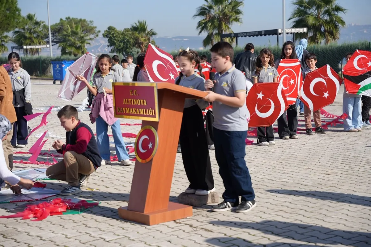 Altınova'da protokol üyeleri, öğretmenler ve öğrencilerin katılımıyla Gazze'deki masum çocuklara destek amacıyla uçurtma şenliği yapıldı. - Fotoğraf 8