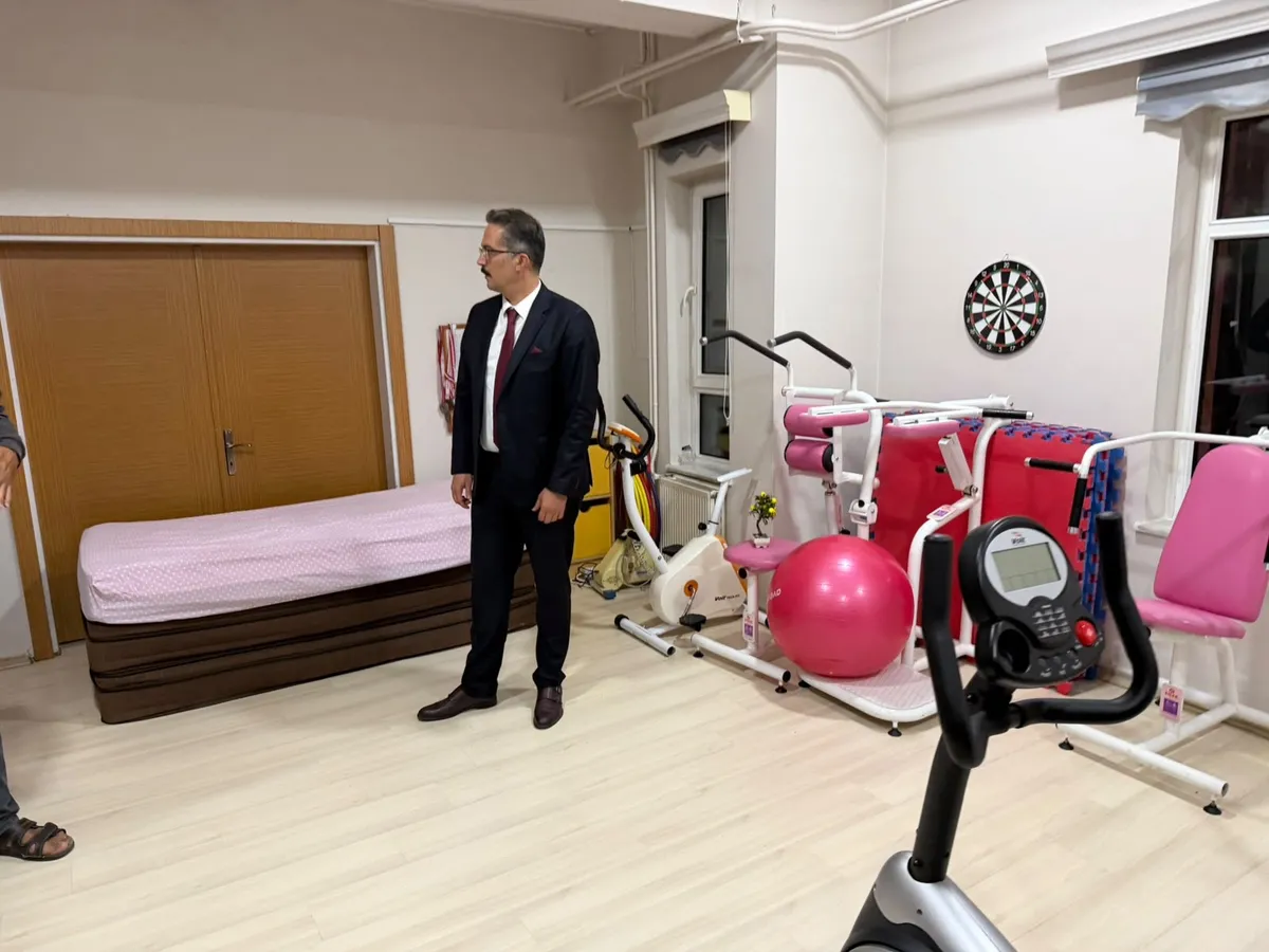 Yalova Bakım ve Rehabilitasyon Merkezi'ne habersiz denetim gerçekleştiren İl Müdürü Seçkin Bilici, sunulan hizmetleri inceleyerek kurumdan yararlanan bireylerle bir araya geldi. - Fotoğraf 5