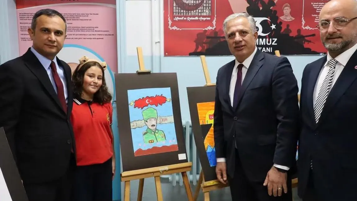Termal Ortaokulu'nda düzenlenen 29 Ekim Cumhuriyet Bayramı kutlamalarında öğrenciler gösterilerini sergiledi, ilçe protokolünün katılımıyla öğrenci eserlerinden oluşan sergi açıldı. - Fotoğraf 1