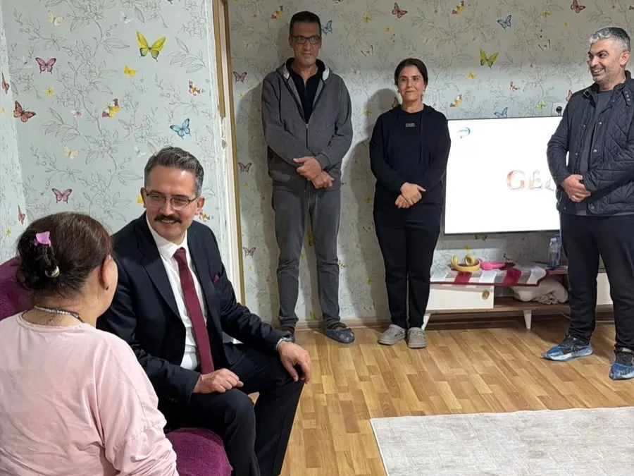 Yalova Bakım ve Rehabilitasyon Merkezi'ne habersiz denetim gerçekleştiren İl Müdürü Seçkin Bilici, sunulan hizmetleri inceleyerek kurumdan yararlanan bireylerle bir araya geldi. - Fotoğraf 3