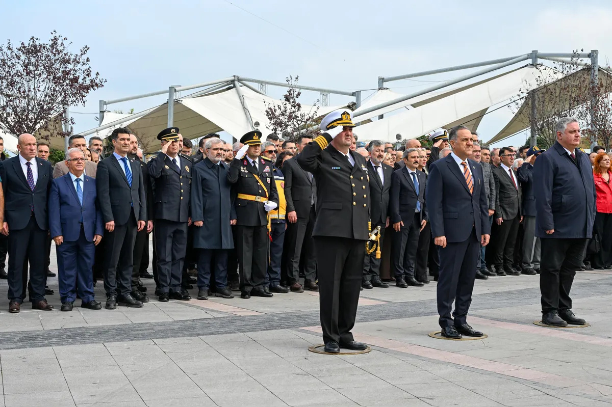 Cumhuriyet'in 103. yılı dolayısıyla düzenlenen çelenk programında Yalova Valisi Dr. Ahmet Hamdi Usta ve il protokolü, 15 Temmuz Demokrasi ve Cumhuriyet Meydanı'nda bir araya geldi. - Fotoğraf 1